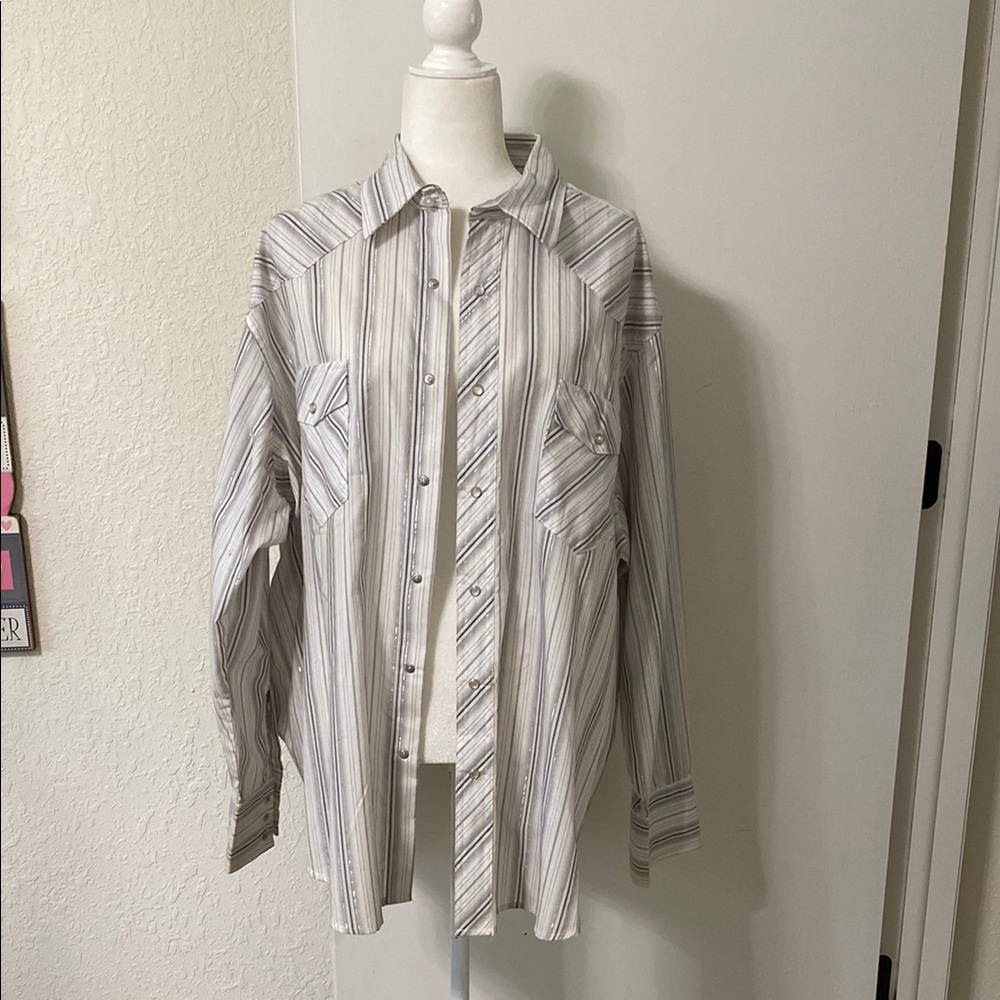 Wrangler White and Gray Striped Button Down Shirt